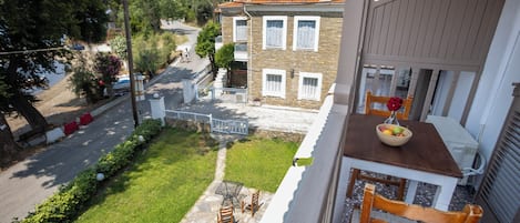 Standard-Zweibettzimmer, Balkon, Meerblick | Terrasse/Patio