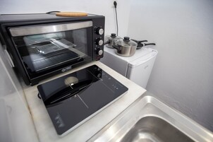 Habitación estándar con 2 camas individuales, balcón, vistas al mar | Cocina privada