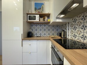 Apartment | Private kitchen - Bright Urban Retreat With Balcony (Le Mans)