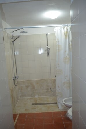 Douche, sèche-cheveux, bidet, serviettes fournies