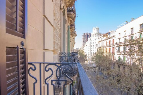 Spacious and luxurious apartment in the center of Barcelona. With terrace and WiFi