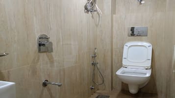 Bañera, artículos de tocador gratuitos, toallas, jabón