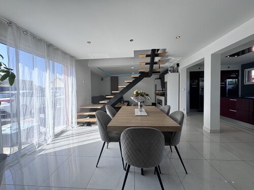 Spacious Retreat for 12 With Spa Option