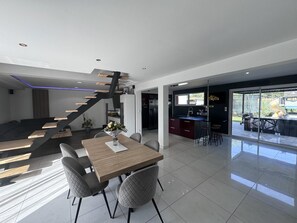 House | Dining - Spacious Retreat for 12 With Spa Option (Saint-Mars-d'Outille)