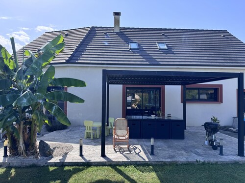 Spacious Retreat for 12 With Spa Option