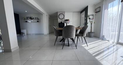 Spacious Retreat for 12 With Spa Option