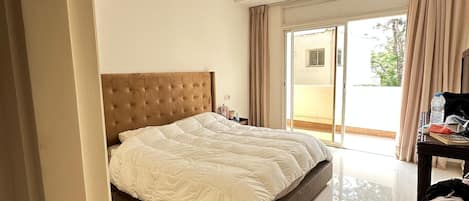 Iron/ironing board, WiFi, bed sheets