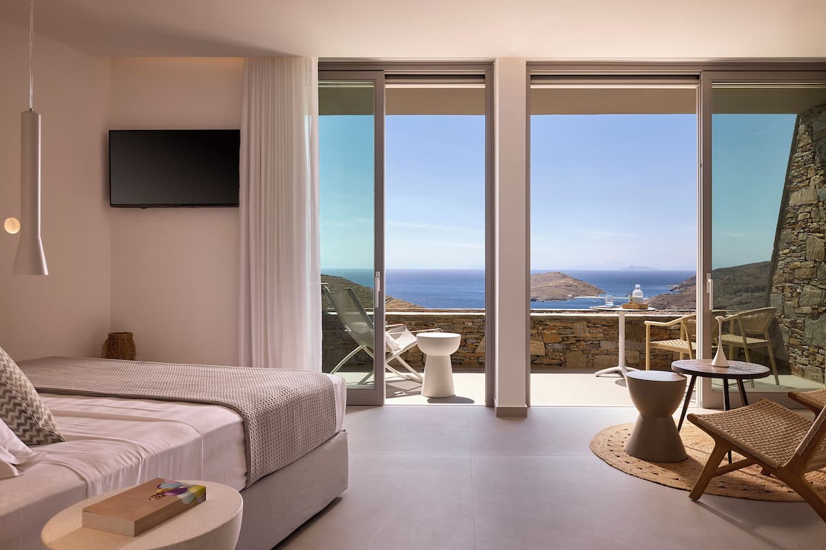 Deluxe Suite with Mini Pool, Sea View | Safe på rommet, lydisolert, wi-fi (inkludert) og sengetøy