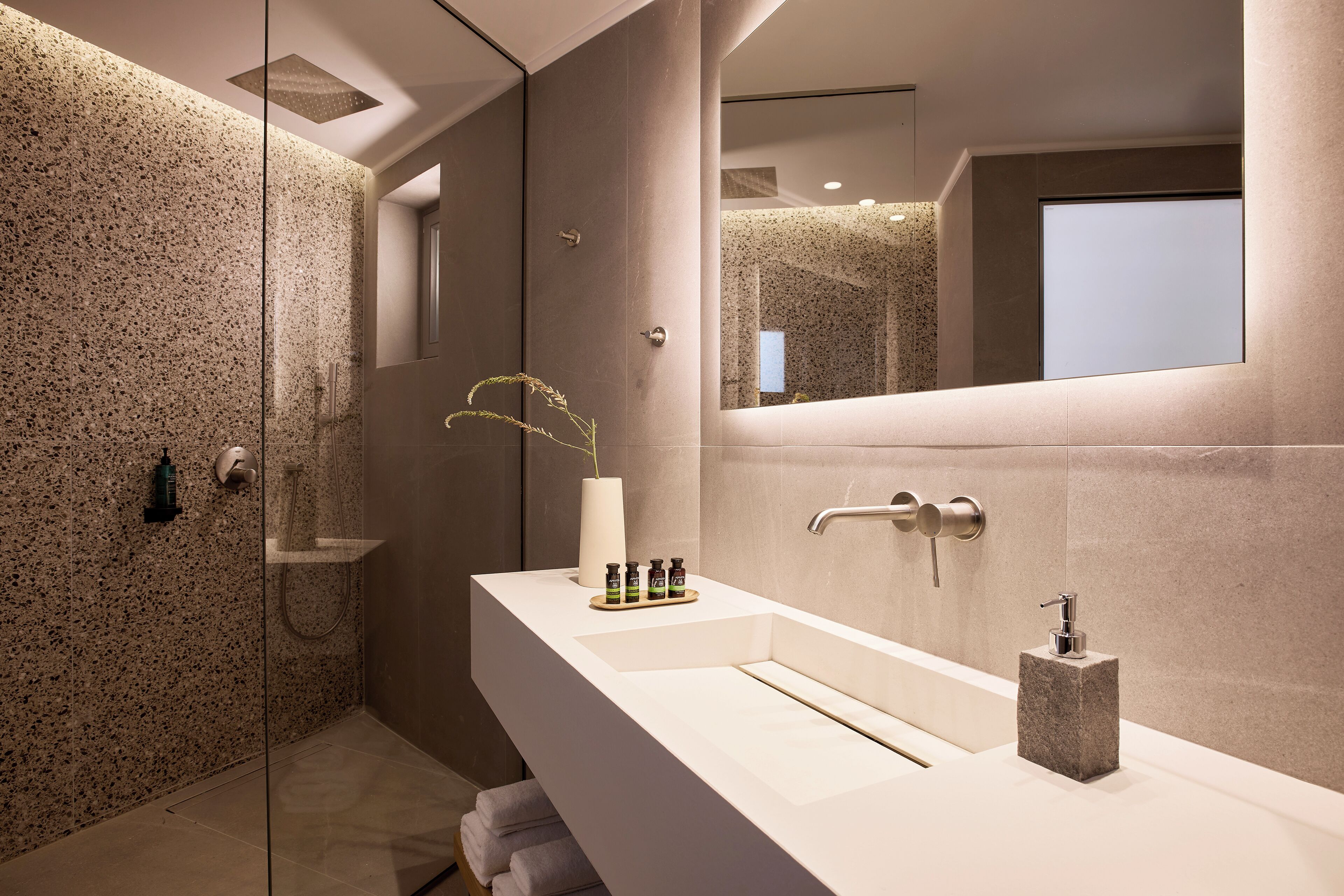 Deluxe Suite with Mini Pool, Sea View | 浴室 | 淋浴设施、环保洗浴用品、吹风机、浴袍