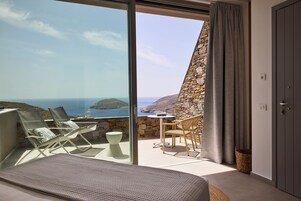 Suite with Mini Pool, Sea View | In-room safe, soundproofing, free WiFi, bed sheets