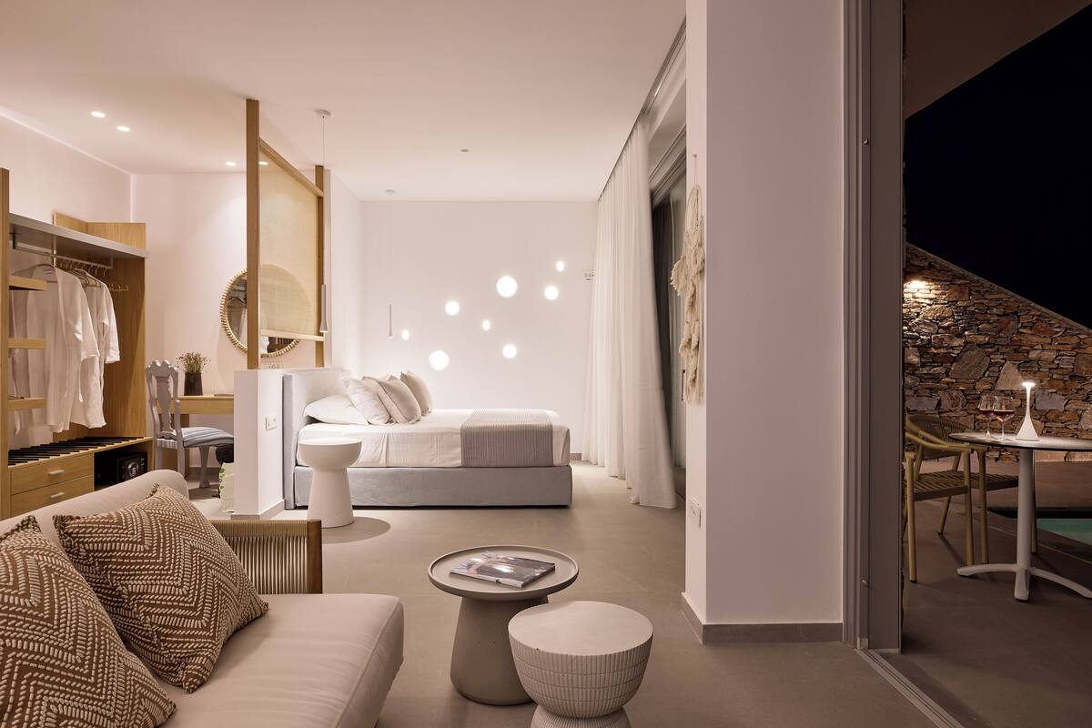 Superior Suite Private Pool, Sea View | Safe på rommet, lydisolert, wi-fi (inkludert) og sengetøy