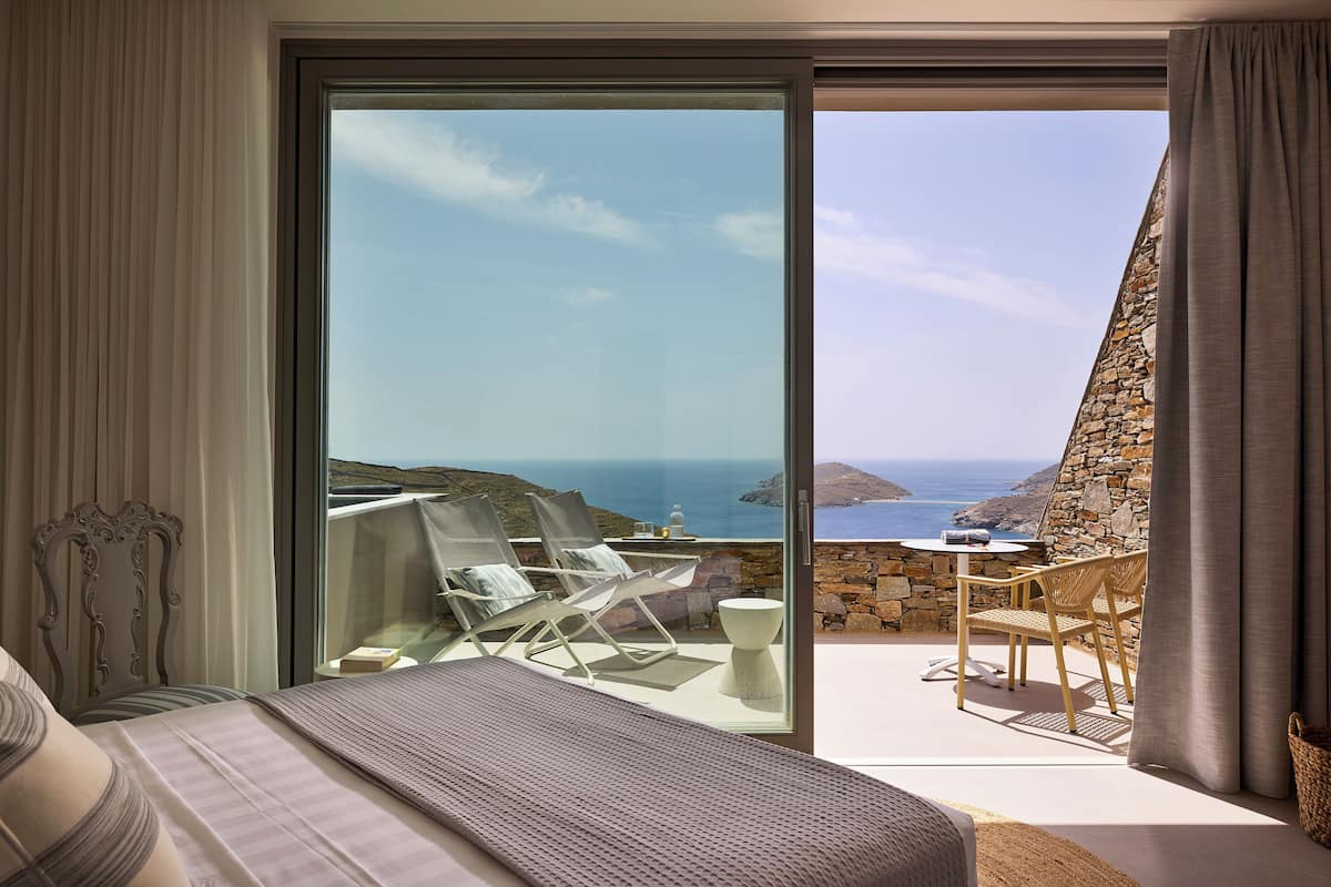 Suite with Mini Pool, Sea View | Safe på rommet, lydisolert, wi-fi (inkludert) og sengetøy