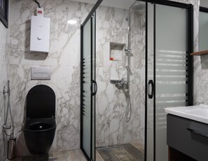 Douche, douche hydromassante, articles de toilette gratuits