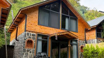 Perhebungalow, jokinäköala | Ulkopuoli