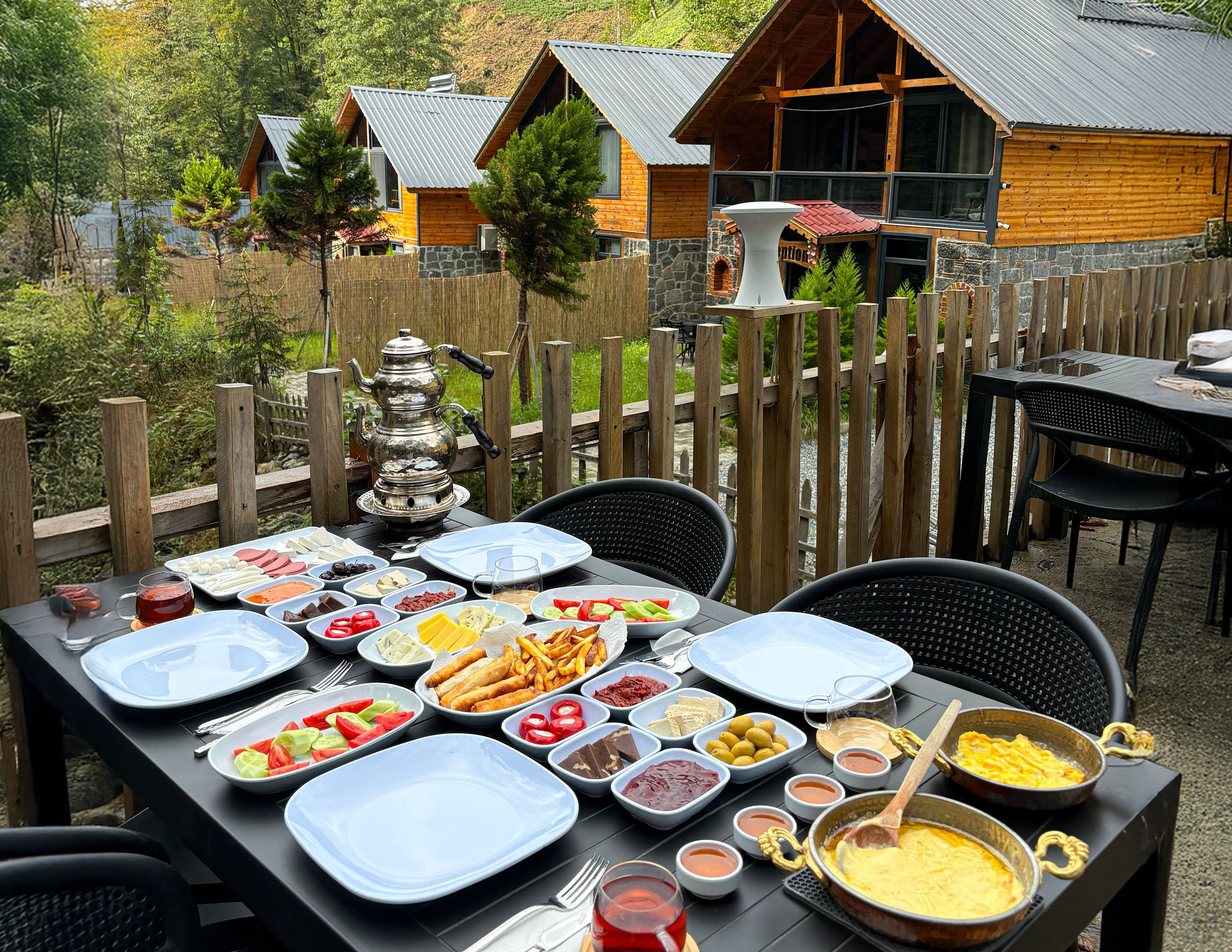 Bungalow familiar, vista al río | Área de desayuno | Desayuno de cocina local incluido todos los días