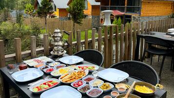 Deluxe-Bungalow, Flussblick | Frühstücksbereich | Tägliches inbegriffenes einheimisches Frühstück