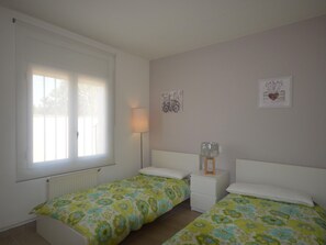 4 bedrooms, free WiFi - Comfortable House with Private Pool and Garden in Sant Pere Pescador (Sant Pere Pescador)