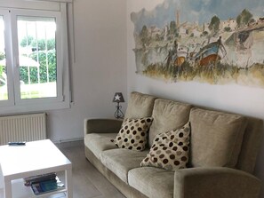 TV - Comfortable House with Private Pool and Garden in Sant Pere Pescador (Sant Pere Pescador)