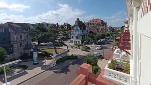 Een stadsplein met traditionele Europese architectuur, waaronder vakwerkhuizen en een blauw gebouw met een puntige dakbedekking.