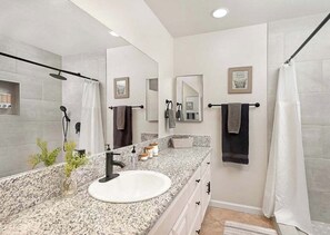 Doccia, asciugacapelli, asciugamani, sapone