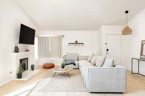 Télévision, cheminée, espaces bureaux