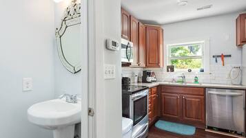 Een koelkast, een magnetron, een oven, een kookplaat