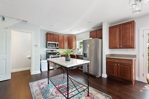 Fridge, microwave, oven, stovetop - 2 Apts w/ Terrace-OTR, Findlay Market, Rhinegeist (Cincinnati)