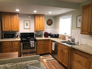 ثلاجة، ميكروويف، فرن، موقد طهي مسطح