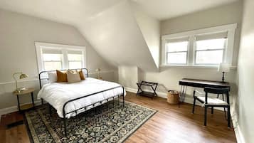 5 kamar tidur, meja kerja, setrika/meja setrika, dan tempat tidur bayi