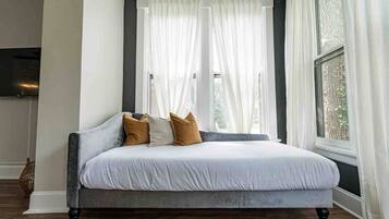 5 quartos, escrivaninha, ferros/tábuas de passar roupa, berço de viagem