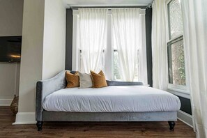 5 bedrooms, desk, iron/ironing board, travel cot