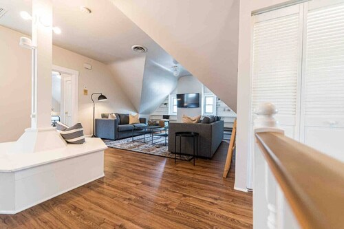 Spacious 5-BR Renovated Home-10 min drive to DT