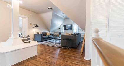 Spacious 5-BR Renovated Home-10 min drive to DT