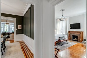 1 slaapkamer, een bureau, een strijkplank/strijkijzer, wifi