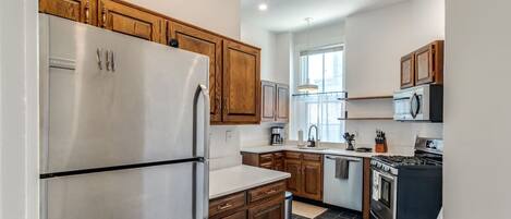 ثلاجة، ميكروويف، فرن، موقد طهي مسطح