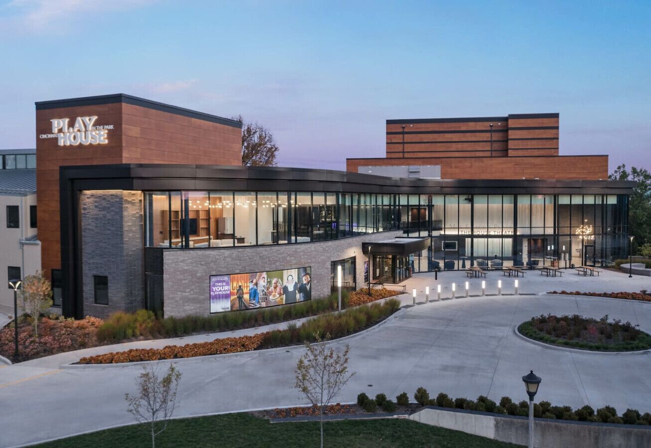 Un bâtiment moderne avec une enseigne indiquant : « PLAY HOUSE CHICAGO HOUSE ».
