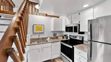 Kühlschrank, Mikrowelle, Herdplatte, Wasserkocher mit Kaffee-/Teezubehör