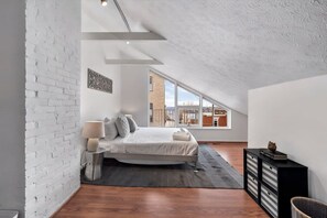 1 bedroom, desk, WiFi