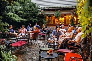 تناول الطعام بالخارج