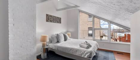 1 bedroom, desk, WiFi