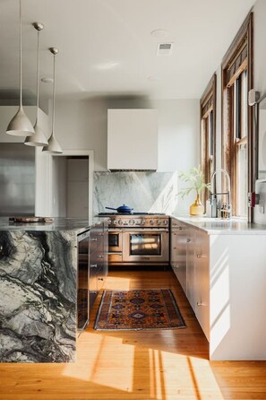 Een koelkast, een magnetron, een oven, een kookplaat