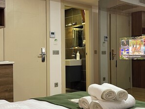 8 bedrooms, iron/ironing board, WiFi, bed sheets