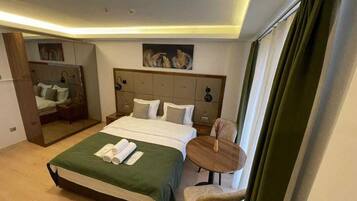 8 habitaciones, tabla de planchar con plancha, wifi y ropa de cama