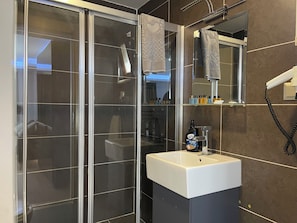 Sèche-cheveux, serviettes fournies, savon, papier toilette