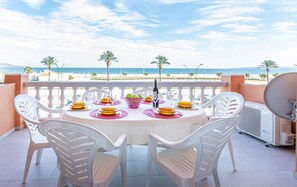 Apartment | Outdoor dining - Beachfront Apartment in Empuriabrava With Pools (Castello d'Empuries)