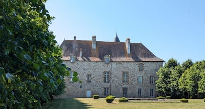 Charmante Maison de Campagne avec Piscine Chauffée en Charente