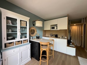 Fridge, microwave, stovetop, toaster