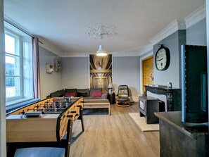 Televisie en een open haard