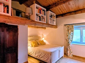 1 bedroom, bed sheets - Couple's Retreat in Vineyard House with Terrace (Tailhac)