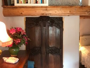 1 bedroom, bed sheets